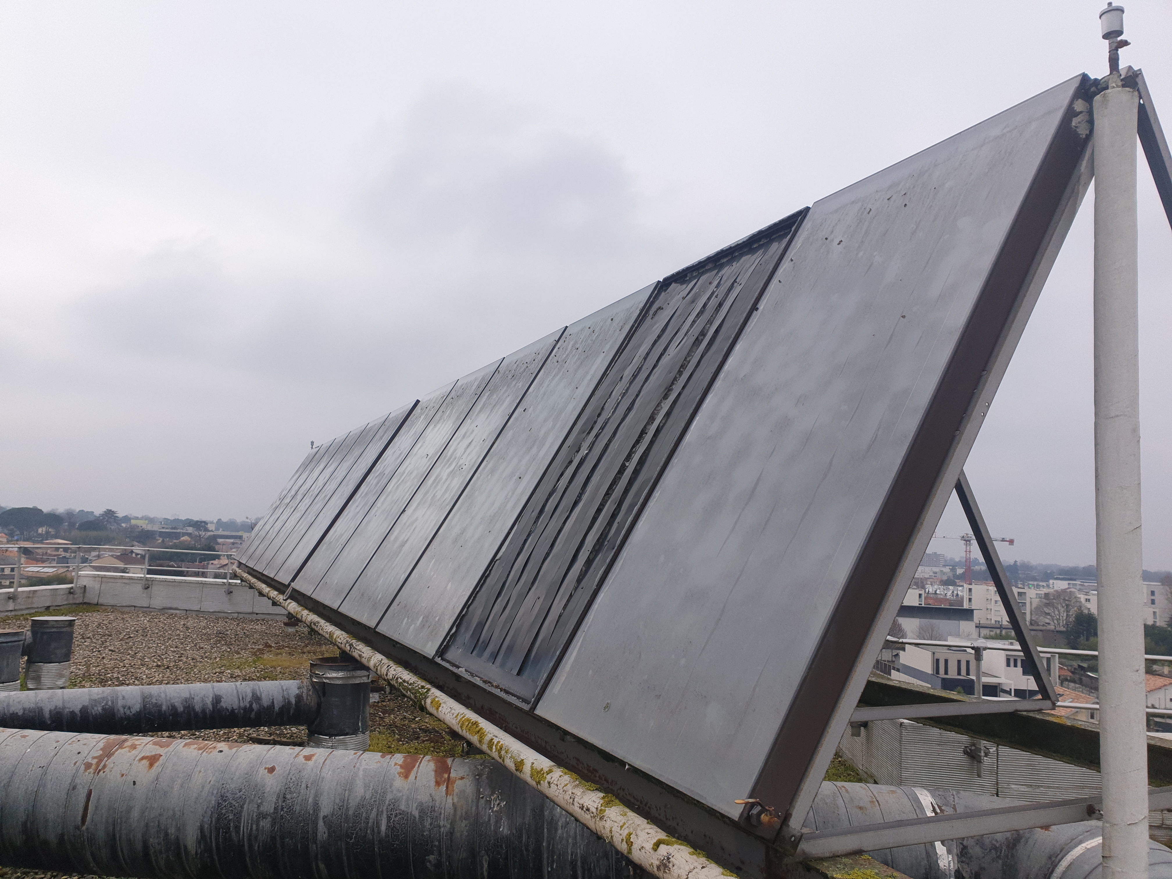 Panneaux solaires thermiques partiellement bouchés et vitres cassées