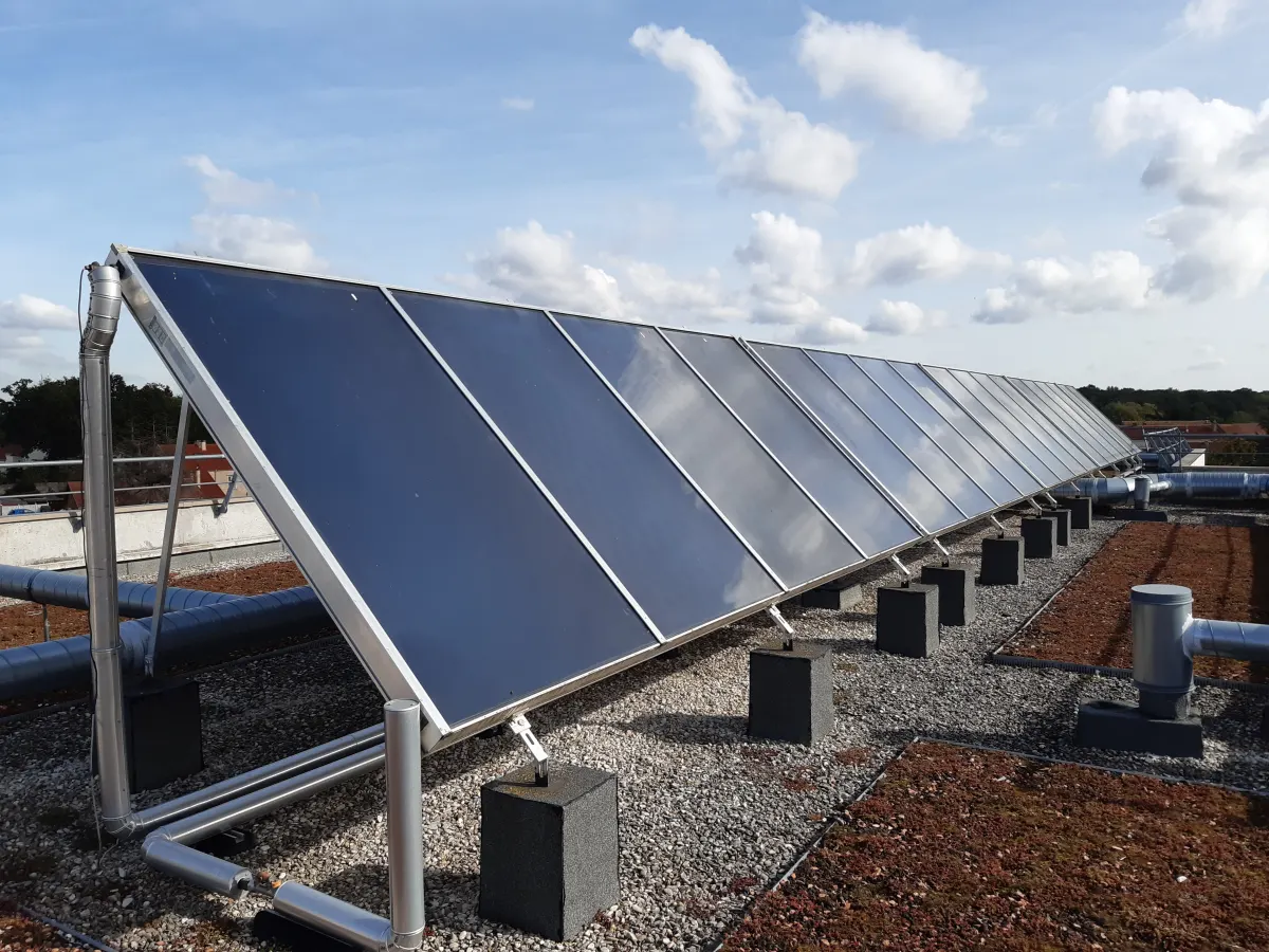Capteurs solaires thermiques installés sur une toiture