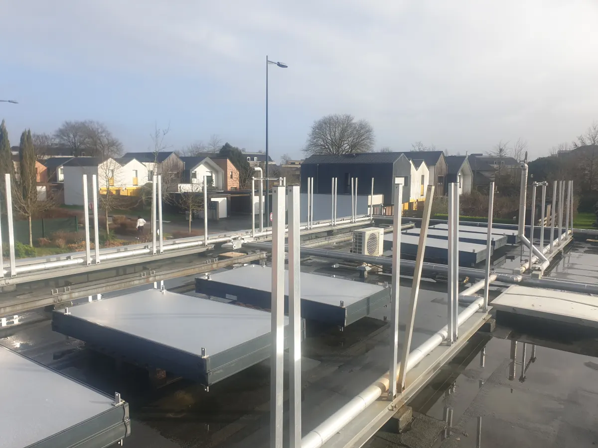 Photo de chantier de travaux d'installation solaire thermique